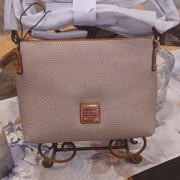AMAZING DEAL!! GORGEOUS Dooney & Bourke 'Rosie' Taupe Crossbody - Picture 1 of 11